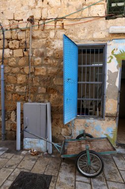 İçine belgili tanımlık oda ve havalandırma ışık almak için hizmet duvarda bir pencere açıyor. 