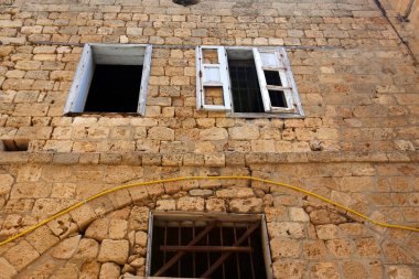 İçine belgili tanımlık oda ve havalandırma ışık almak için hizmet duvarda bir pencere açıyor. 