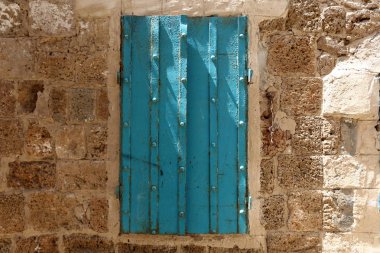 İçine belgili tanımlık oda ve havalandırma ışık almak için hizmet duvarda bir pencere açıyor. 