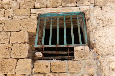 İçine belgili tanımlık oda ve havalandırma ışık almak için hizmet duvarda bir pencere açıyor. 