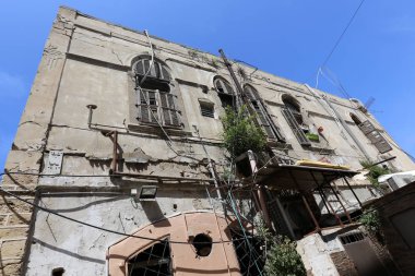 İçine belgili tanımlık oda ve havalandırma ışık almak için hizmet duvarda bir pencere açıyor. 