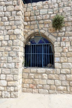 İçine belgili tanımlık oda ve havalandırma ışık almak için hizmet duvarda bir pencere açıyor. 