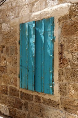 İçine belgili tanımlık oda ve havalandırma ışık almak için hizmet duvarda bir pencere açıyor. 