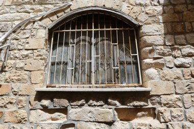 İçine belgili tanımlık oda ve havalandırma ışık almak için hizmet duvarda bir pencere açıyor. 