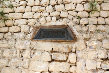 İçine belgili tanımlık oda ve havalandırma ışık almak için hizmet duvarda bir pencere açıyor. 