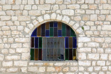 İçine belgili tanımlık oda ve havalandırma ışık almak için hizmet duvarda bir pencere açıyor. 