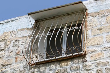 İçine belgili tanımlık oda ve havalandırma ışık almak için hizmet duvarda bir pencere açıyor. 