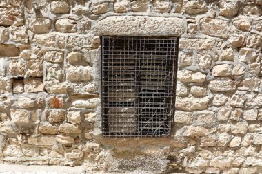 İçine belgili tanımlık oda ve havalandırma ışık almak için hizmet duvarda bir pencere açıyor. 