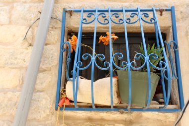 İçine belgili tanımlık oda ve havalandırma ışık almak için hizmet duvarda bir pencere açıyor. 