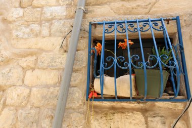 İçine belgili tanımlık oda ve havalandırma ışık almak için hizmet duvarda bir pencere açıyor. 