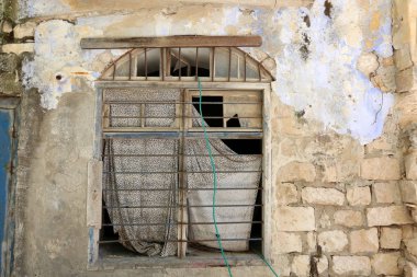 İçine belgili tanımlık oda ve havalandırma ışık almak için hizmet duvarda bir pencere açıyor. 