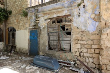 İçine belgili tanımlık oda ve havalandırma ışık almak için hizmet duvarda bir pencere açıyor. 