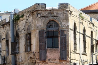 İçine belgili tanımlık oda ve havalandırma ışık almak için hizmet duvarda bir pencere açıyor. 
