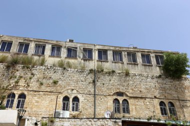 İçine belgili tanımlık oda ve havalandırma ışık almak için hizmet duvarda bir pencere açıyor. 