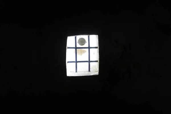 Uma Janela Uma Abertura Parede Que Serve Para Receber Luz — Fotografia de Stock