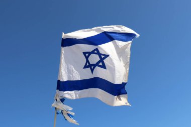 mavi-beyaz İsrail bayrağı rüzgarda geliştirir 