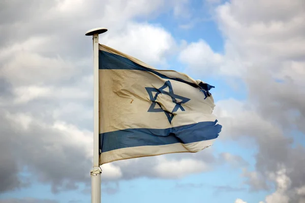 화이트 이스라엘 국기는 바람에 — 스톡 사진