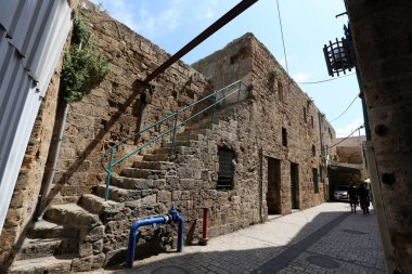 Merdiven adımlar bir dizi oluşur ve aşağı yukarı kaldırmak için hizmet vermektedir 