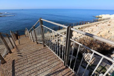 Merdiven adımlar bir dizi oluşur ve aşağı yukarı kaldırmak için hizmet vermektedir 