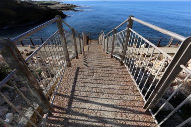Merdiven adımlar bir dizi oluşur ve aşağı yukarı kaldırmak için hizmet vermektedir 