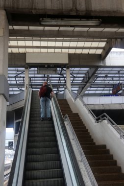 Merdiven adımlar bir dizi oluşur ve aşağı yukarı kaldırmak için hizmet vermektedir 