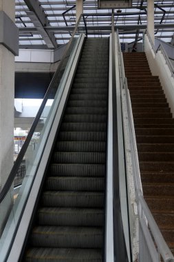 Merdiven adımlar bir dizi oluşur ve aşağı yukarı kaldırmak için hizmet vermektedir 