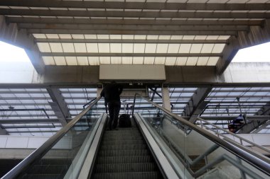 Merdiven adımlar bir dizi oluşur ve aşağı yukarı kaldırmak için hizmet vermektedir 