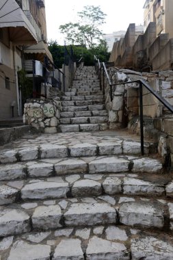 Merdiven adımlar bir dizi oluşur ve aşağı yukarı kaldırmak için hizmet vermektedir 