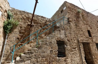 Merdiven adımlar bir dizi oluşur ve aşağı yukarı kaldırmak için hizmet vermektedir 