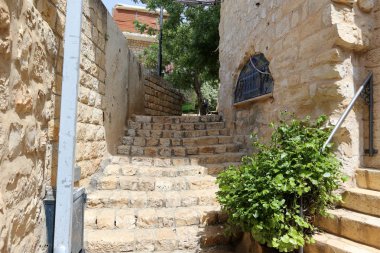 Merdiven adımlar bir dizi oluşur ve aşağı yukarı kaldırmak için hizmet vermektedir 