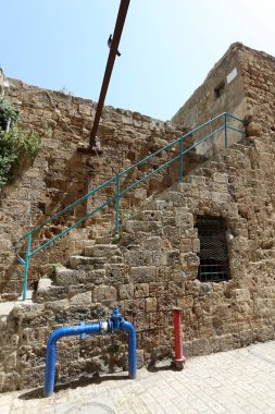 Merdiven adımlar bir dizi oluşur ve aşağı yukarı kaldırmak için hizmet vermektedir 