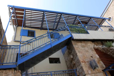 Merdiven adımlar bir dizi oluşur ve aşağı yukarı kaldırmak için hizmet vermektedir 