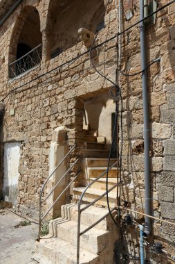 Merdiven adımlar bir dizi oluşur ve aşağı yukarı kaldırmak için hizmet vermektedir 