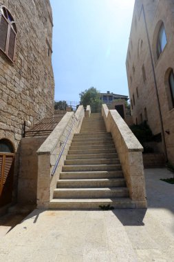 Merdiven adımlar bir dizi oluşur ve aşağı yukarı kaldırmak için hizmet vermektedir 