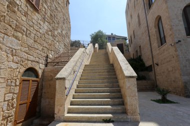 Merdiven adımlar bir dizi oluşur ve aşağı yukarı kaldırmak için hizmet vermektedir 