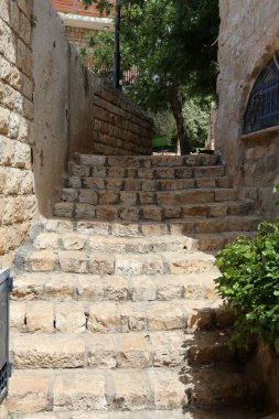 Merdiven adımlar bir dizi oluşur ve aşağı yukarı kaldırmak için hizmet vermektedir 