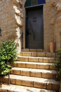 Merdiven adımlar bir dizi oluşur ve aşağı yukarı kaldırmak için hizmet vermektedir 