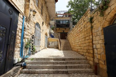 Merdiven adımlar bir dizi oluşur ve aşağı yukarı kaldırmak için hizmet vermektedir 