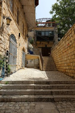 Merdiven adımlar bir dizi oluşur ve aşağı yukarı kaldırmak için hizmet vermektedir 