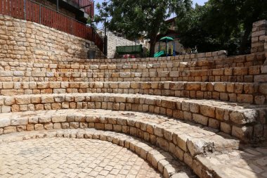 Merdiven adımlar bir dizi oluşur ve aşağı yukarı kaldırmak için hizmet vermektedir 