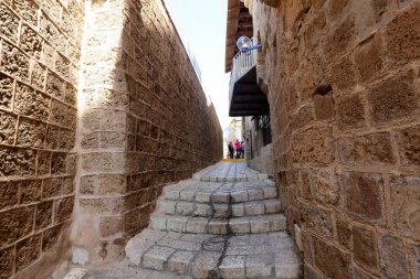Merdiven adımlar bir dizi oluşur ve aşağı yukarı kaldırmak için hizmet vermektedir 