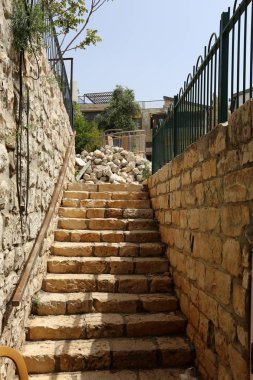 Merdiven adımlar bir dizi oluşur ve aşağı yukarı kaldırmak için hizmet vermektedir 
