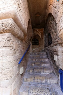 Merdiven adımlar bir dizi oluşur ve aşağı yukarı kaldırmak için hizmet vermektedir 