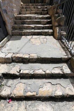 Merdiven adımlar bir dizi oluşur ve aşağı yukarı kaldırmak için hizmet vermektedir 