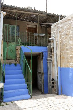 Merdiven adımlar bir dizi oluşur ve aşağı yukarı kaldırmak için hizmet vermektedir 