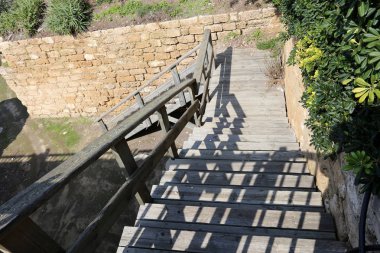 Merdiven adımlar bir dizi oluşur ve aşağı yukarı kaldırmak için hizmet vermektedir 