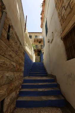 Merdiven adımlar bir dizi oluşur ve aşağı yukarı kaldırmak için hizmet vermektedir 