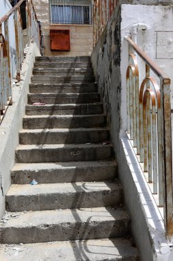 Merdiven adımlar bir dizi oluşur ve aşağı yukarı kaldırmak için hizmet vermektedir 