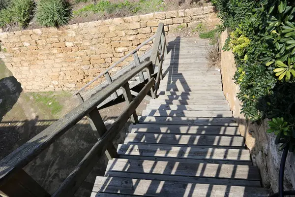 Merdiven adımlar bir dizi oluşur ve aşağı yukarı kaldırmak için hizmet vermektedir 