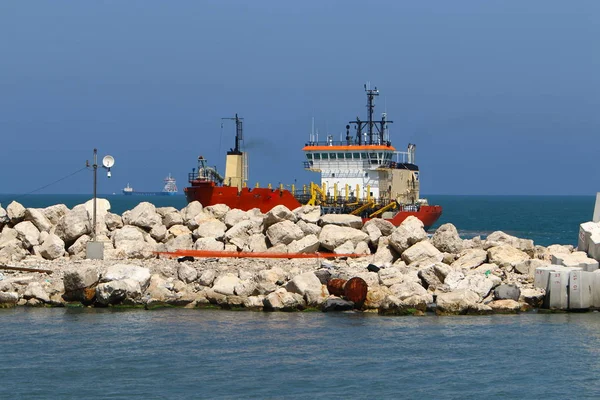 地中海の海岸に石とシェルの嘘 — ストック写真